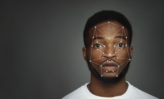 Des études ont montré que la technologie de reconnaissance faciale existante est plus susceptible de générer des faux positifs avec des visages noirs.