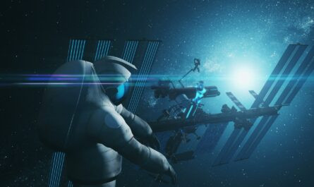 Un astronaute en combinaison spatiale vole à la Station spatiale internationale bleue et noire éclairée par la lumière des étoiles.
